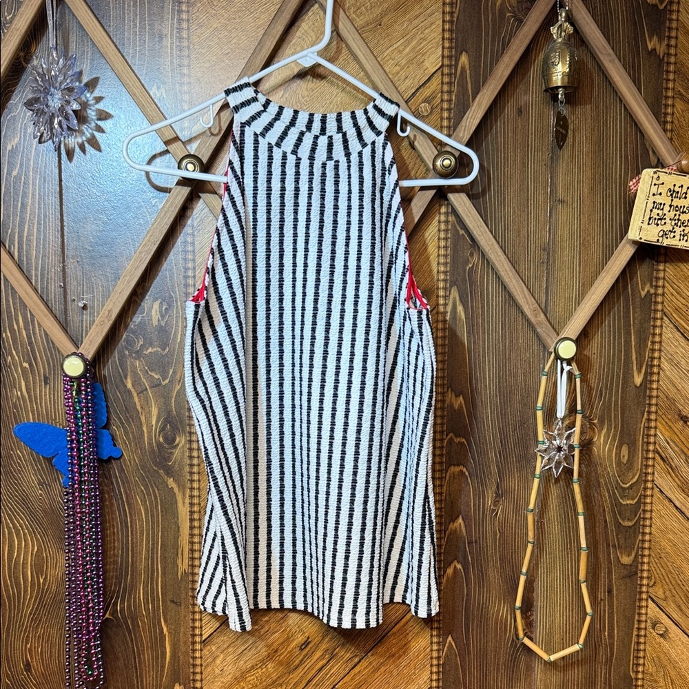 W5 Black and White Sleeveless Blouse